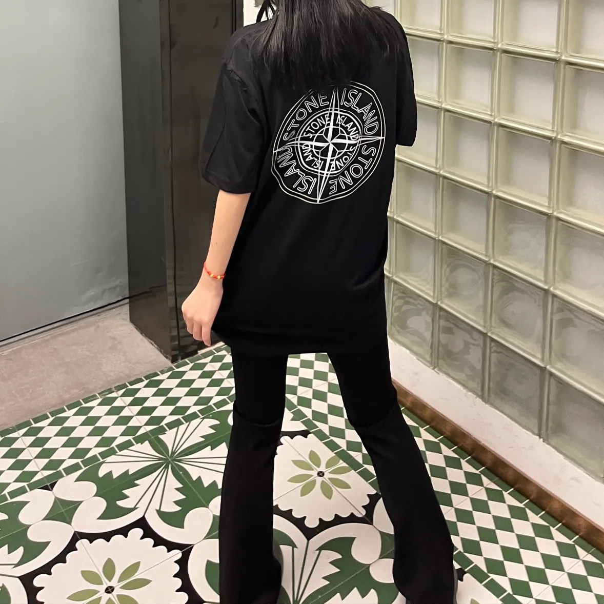 W609#P110💰 Stone Island has a large compass logo on the back of Stone Island. Logo printed short-sleeved men's and women's loose casual T-shirts. Made of 260 grams of combed cotton, 32-count double yarn, double threads and two needles to press the thread. No deformation after long-term washing. Imported 3D printing, no fading, no cracking. Washable double tags. Original packaging. Color: black-white. Size M-XXL.
